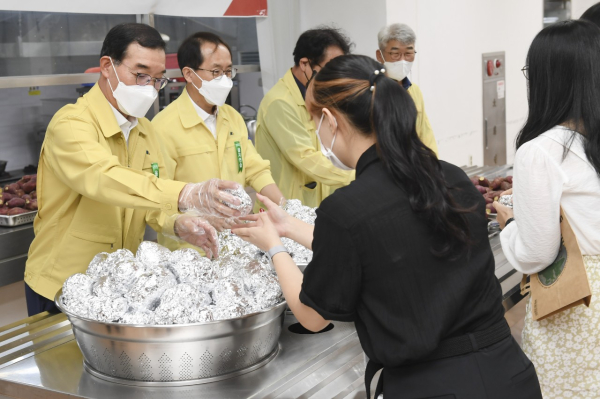 23일 전시대비 비상급식체험 훈련 중 주먹밥을 나눠주고 있는 김광신 중구청장