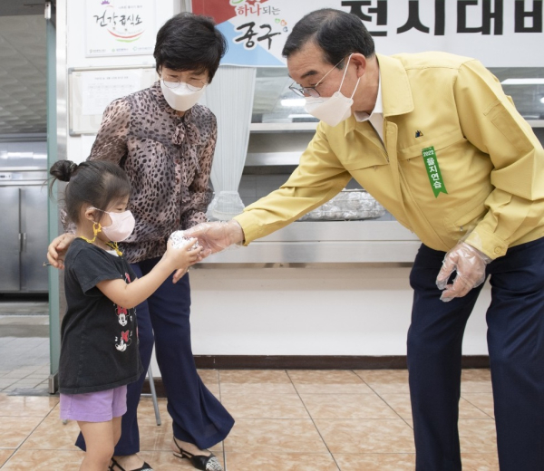 23일 전시대비 비상급식체험 훈련 중 주먹밥을 나눠주고 있는 김광신 중구청장
