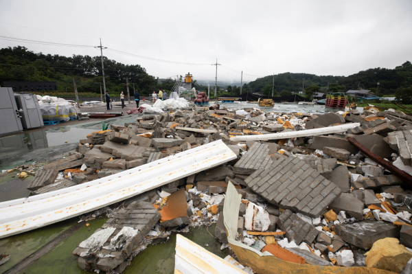 이준배 세종시 경제부시장이 23일 지난달 화재로 건물 등이 전소된 금남면의 한 기업을 찾아 해당 기업관계자와 이야기를 나누고 있다.