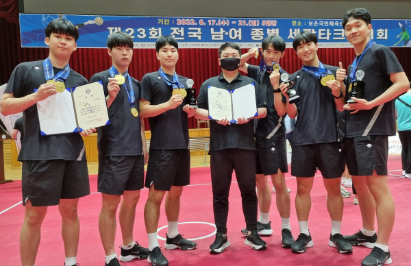 지난 21일 충북 보은군 보은국민체육센터에서 열린 ‘제23회 전국 남·녀 종별 세팍타크로 대회’ 경기장에서 목원대 스포츠건강관리학과 세팍타크로팀 선수 등이 상장과 우승 트로피를 들고 기념촬영을 하고 있다.