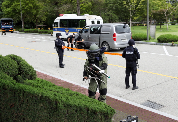 24일 한국 원자력 연구원에서 을지연습 실제 훈련이 실시된 가운데 유성경찰서 타격대가 테러를 진압하기 위한 작전을 실시하고 있다