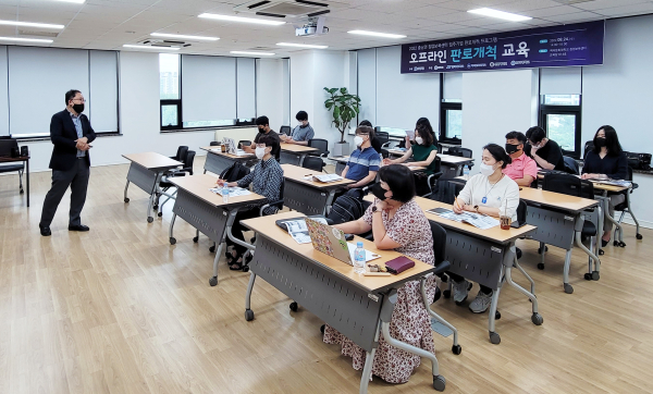 24일, 백석문화센터에서 진행된 ‘2022년 충남권 창업보육센터 입주기업 오프라인 판로개척 교육’에서 협성대 웨슬리창의융합대학 송정헌 교수가 창업보육센터 입주기업을 대상으로 특강 진행