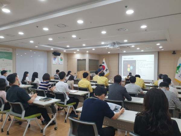 임직원들이 지난 22일 회의실에서 에너지의 날을 기념해 ‘탄소중립 실현을 위한 지역 실천사례’ 교육을 듣고 있다.