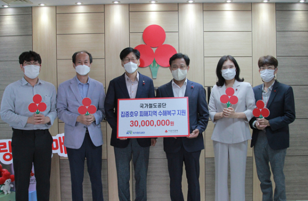 임주빈 부이사장(가운데 왼쪽)이 25일 사회복지공동모금회 김태범 대전지회 부회장(가운데 오른쪽)에 수해복구 성금을 전달하고 기념촬영