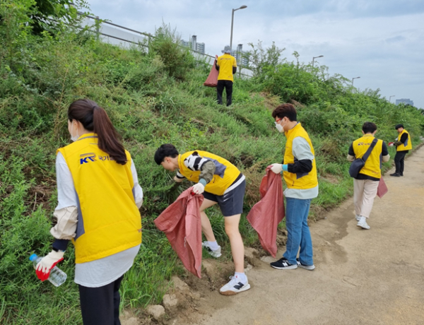 수도권본부 봉사단이 25일 한강 인근 수해 현장을 찾아 수해복구 활동을 하고 있다.