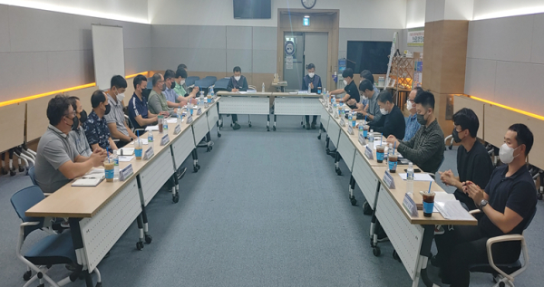 강원본부 직원 및 현장 안전관리자들이 25일 강원본부 1층 교육장에서 ‘안전사고 제로 다짐 간담회’를 갖고 있다