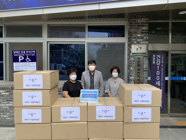 25일 전민동마을축제위원회에 후원물품을 전달했다. (가운데 임재남 이사장)