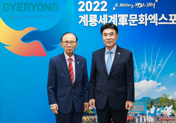 이진삼 충청향후회 중앙회 총재(왼쪽), 이응우 계룡시장