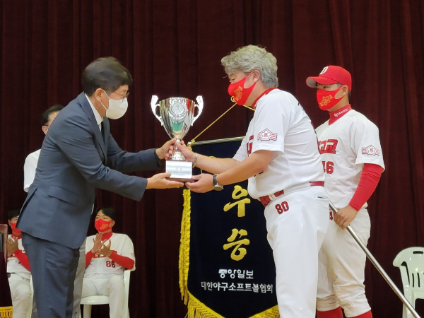 대전체육회 회장, 대통령배 야구대회 우승 대전고 격려 방문 모습