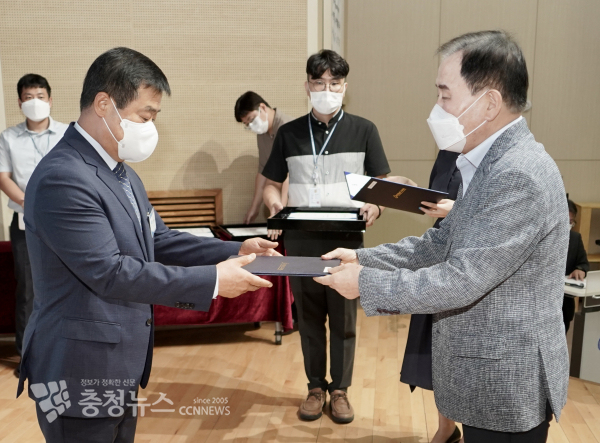 임명장을 받고있는 이병도 신임 교육국장