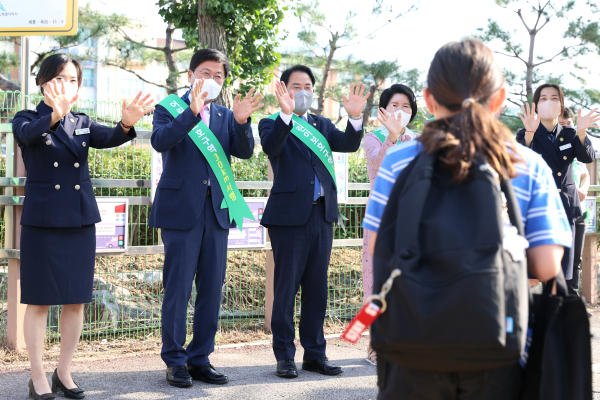 26일, 조치원대동초등학교 앞에서 최교진 교육감, 상병헌 세종시의장, 장인자 교장 등이 교통안전 캠페인 활동을 하고 있다.