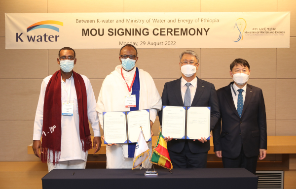 협약체결 이후 양기관의 관계자들이 기념촬영을 하고 있다.(사진 오른쪽 두 번째 박재현 한국수자원공사 사장, 사진 오른쪽 세번째 Habtamu Itefa Geleta 에티오피아 수자원에너지부 장관)