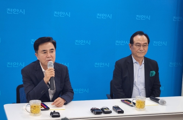 기자 간담회를 진행하고 있는 김태흠 충남도지사(좌)와 박상돈 천안시장(우)