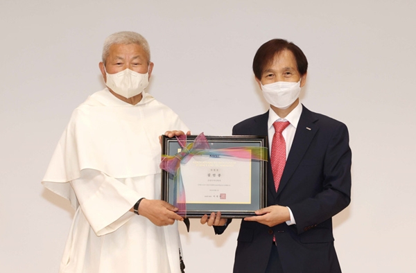왼쪽부터 김인중 신부와 KAIST 이광형 총장