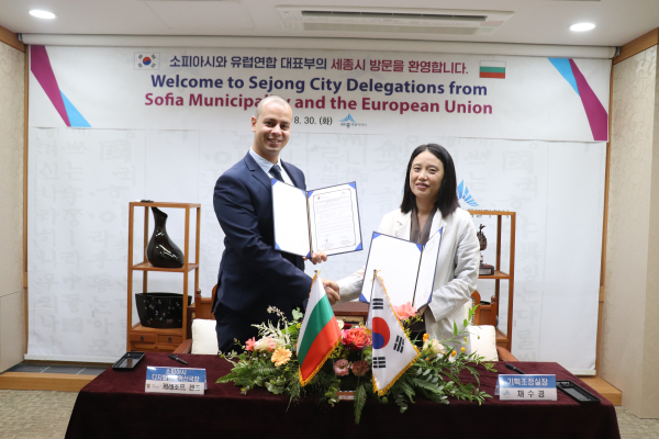 채수경 세종시 기획조정실장(오른쪽)이 불가리아 소피아시 관계자와 '세종시-소피아시 간 교류협력 의향서'를 체결하고 있다.