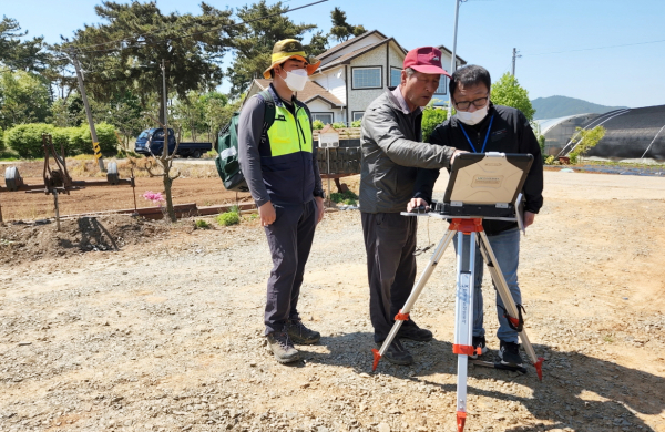 평천1지구 지적재조사 측량 모습(지난 5월 2일).