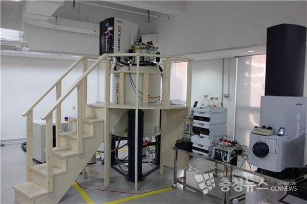 KBSI 서울서부센터 설치 운영중인 800 MHz 핵자기공명장치 시스템