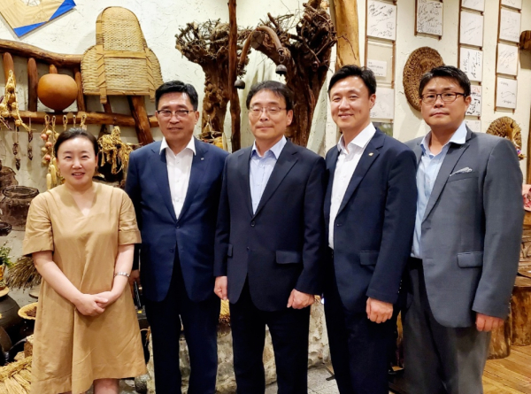 한국농수산식품유통공사-주오사카대한민국총영사관 간담회 사진  * 한국농수산식품유통공사 김춘진 사장(좌측2번째), 주오사카대한민국총영관 조성렬 총영사(좌측3번째)