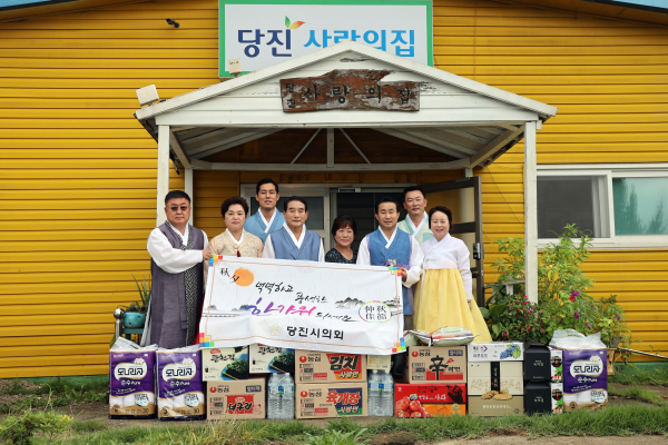 추석명절 맞아 사회복지시설 위문에 나선 당지시의회 의원들 모습