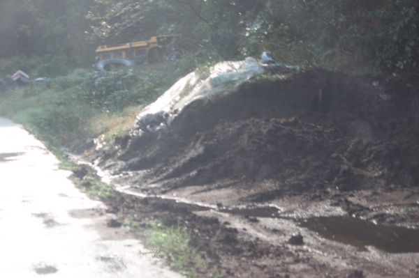 서산시 소재 한 축산농가가 축분을 방치하고 있는 모습