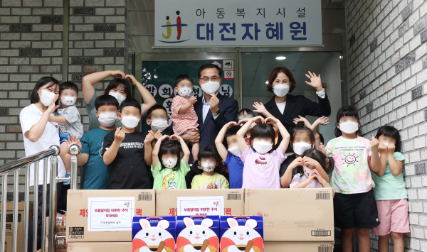 박희조 동구청장이 아동시설에 방문해 위문품 전달 기념촬영을 하고 있다