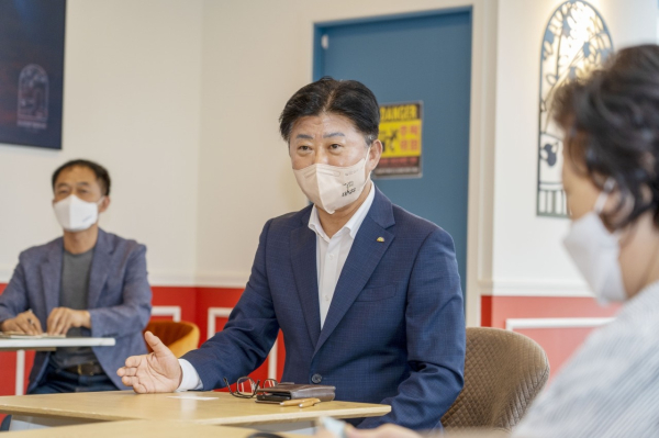 최충규 구청장, ‘넷제로 에너지카페’대표들과 간담회 개최 모습