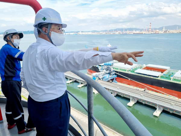 전농사일로(주) 쿠라시키점 방문 현장 사진 * 한국농수산식품유통공사 김춘진 사장(우측)