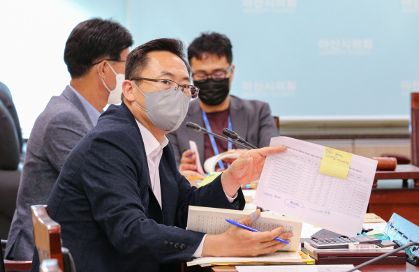 행정사무감사를 펼치고 있는 홍성표 의원/아산시의회 제공