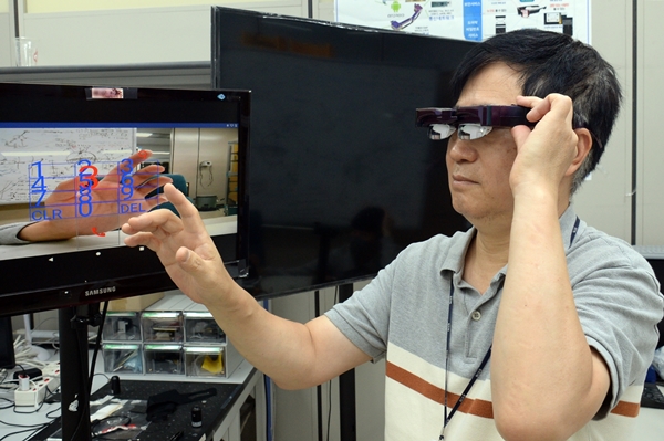 ETRI 연구진이 스마트 글래스 기술을 시연하는 모습