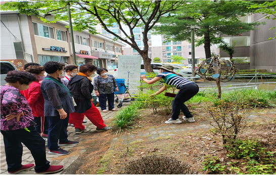 (사)대전충남산환경연구소에서 운영하는 "숲에서 행복을 찾아요" 산림체험교육 모습