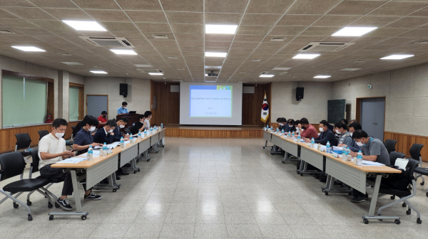 지난 1일 김해시농업기술센터(경남 김해시 전하로) 대회의실에서 국립김해숲체원 조성공사 관계자들이 착공 회의를 진행하고 있다.