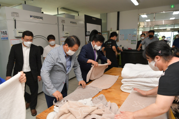 최재구 군수 사회복지시설 위문 모습