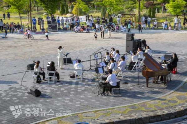 지난 5월 논산시민공원에서 열린 찾아가는 음악회 모습