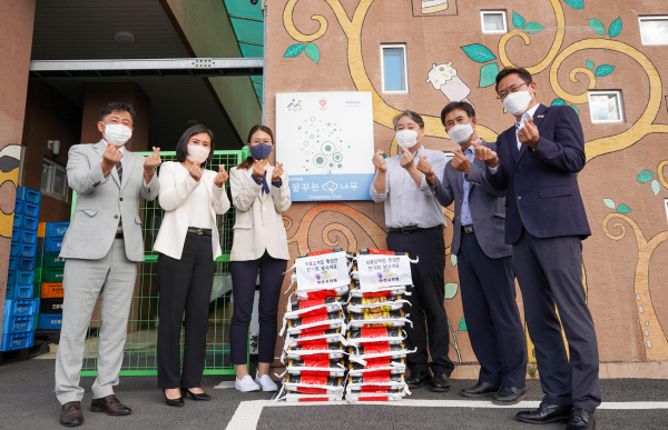 위문품 전달 기념사진을 찍는 건설도시위원회 의원들