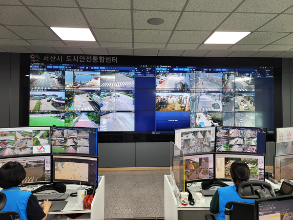 지난 8월 30일 도시안전통합센터에서 지능형 선별관제시스템 시험운영 중 관제요원이 인공지능이 객체를 탐지하는 영상을 보고 있다