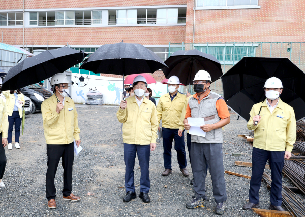 제11호 태풍 ‘힌남노’ 대비 학생안전 확보와 시설물 점검에 나선 설동호 교육감  모습