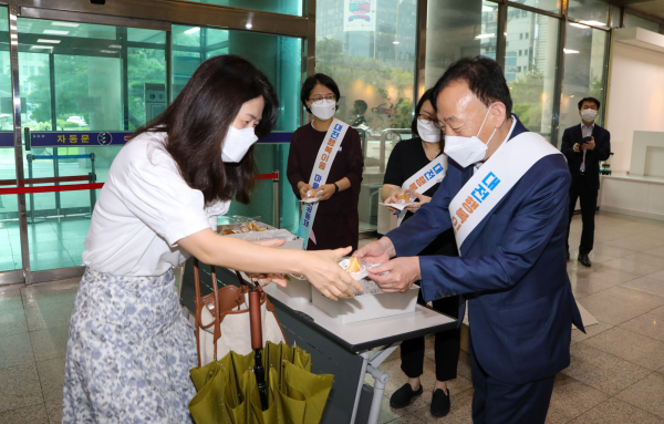 본관 1층 현관에서 대전마을교육공동체 및 청렴문화 홍보 위한 출근길 이벤트 진행 모습