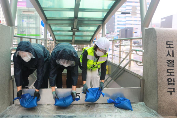 5일 오후, 대전교통공사 김추자 사장직무대행(오른쪽 첫 번째)이 유성온천역을 방문해 역사에 빗물이 들어오는 것을 막는 ‘차수판’ 점검