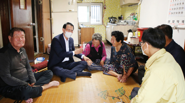 이완섭 서산시장이 지난 5일 동문1동과 동문2동 어려운 가정을 방문해 위문품 전달하는 모습