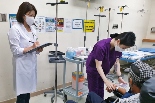 교직원과 입원‧외래환자를 대상 환자안전 행사 중 의약품 투여 전 ‘정확한 환자확인 모니터링’ 진행