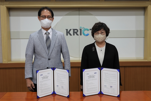 왼쪽부터 (주)KCC 중앙연구소 김범성 소장, 한국화학연구원 이미혜 원장