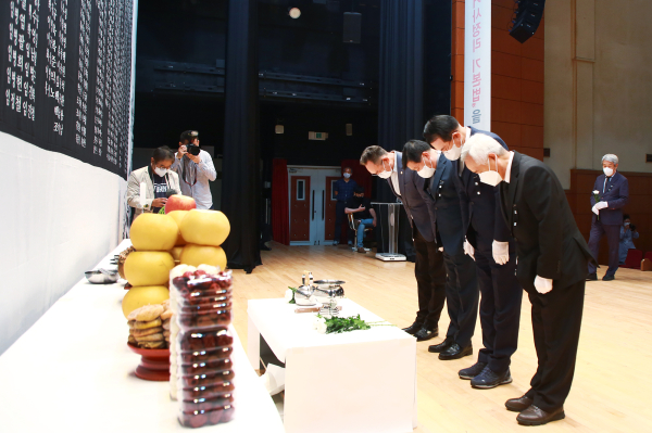 이완섭 서산시장이 지난 6일 서산시 문화회관에서 열린 제6회 한국전쟁 민간인희생자 제72주기 합동 추모제에서 헌화 후 묵념하고 있다