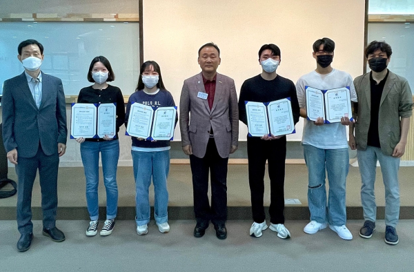 목원대 사회과학대학 강의실에서 두주호 대표(가운데)가 학생 및 교수들과 함께 기념촬영