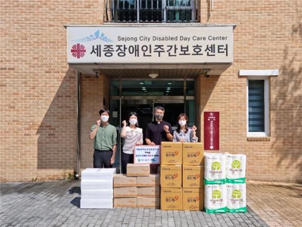 관내 장애인 지역사회재활시설에 지역 생산품 전달식 모습