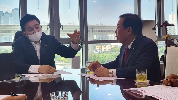 원희룡 국토교통부 장관과 최민호 세종시장이 다양한 세종지역 현안에 대한 대화를 나누고 있다.