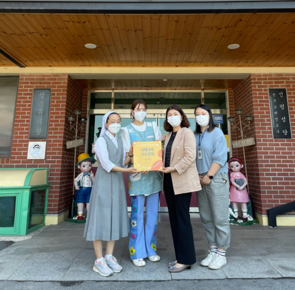 치매극복선도단체 현판전달사진