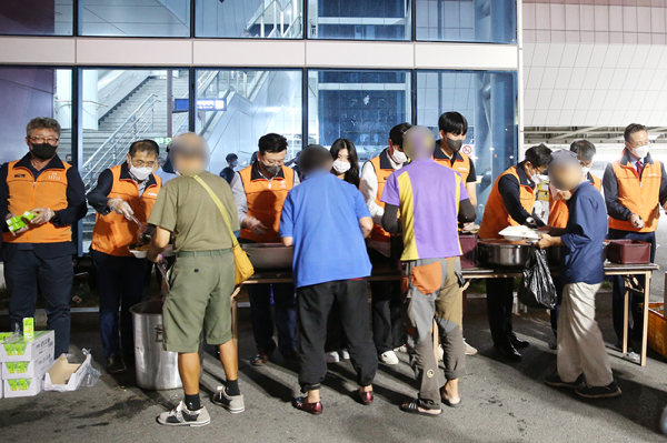 7일 오후 대전역 광장에서 목원대 관계자들이 배식 봉사 모습