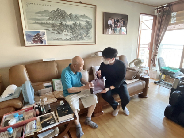 100세 이상 6‧25참전유공자에게 위문금 및 위문품 전달 모습