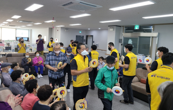 시설장비사무소 봉사단은 지난 7일 노인주간보호센터를 찾아 명절 나눔행사를 시행했다.