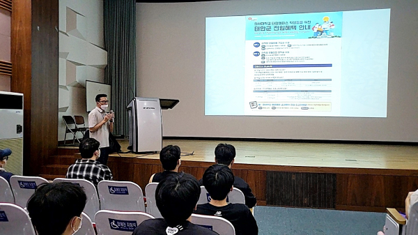 지난 7일 한서대 본관 소강당에서 군 관계자들이 전입신고 홍보를 진행하는 모습.
